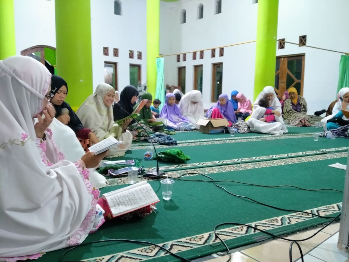 Tarawih, Tadarus, Kuliah Subuh, Buka Bersama.